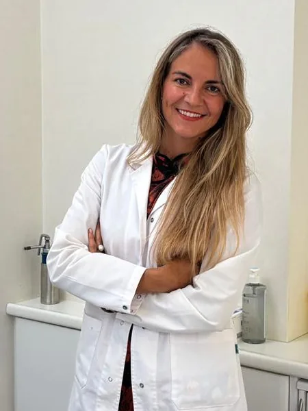 Dra. Rosa Cherro en la consulta de Clínica Ederma